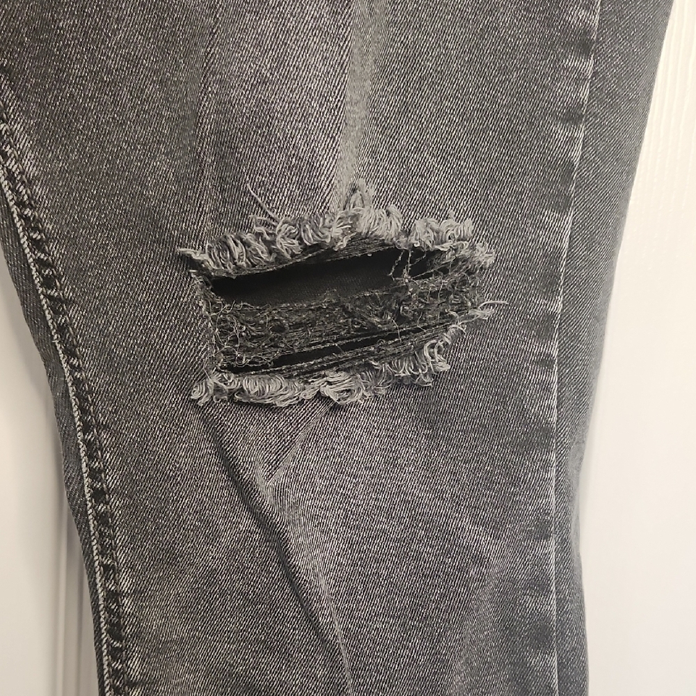 Old Navy Charcoal Distressed Cropped Jeans - Picture 3 of 13